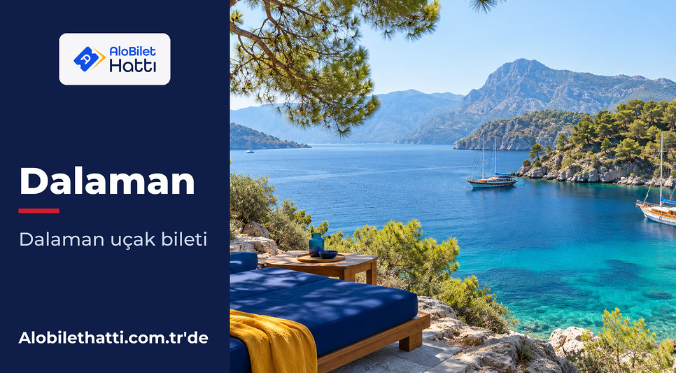 Çam ormanlı koyda turkuaz deniz ve tekneler