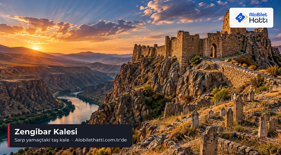Sarp kayalık tepe üzerinde yer yer ayakta kalan taş sur kalıntıları