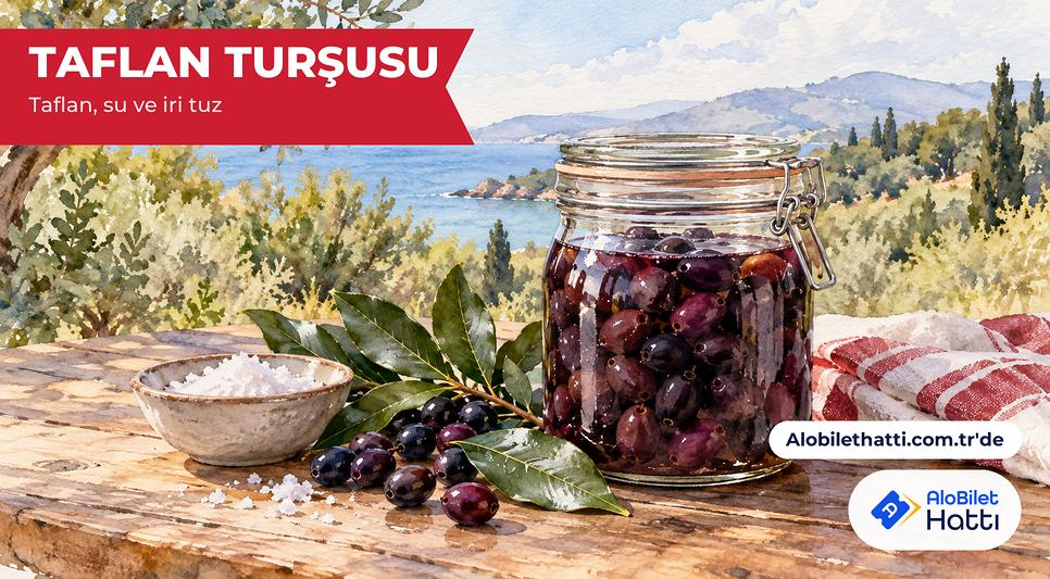 Cam kavanozda salamura içinde koyu renkli taflan meyveleri ve iri tuz