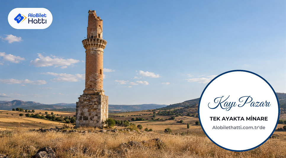 Tarla ortasında tek başına duran, külahı yıkılmış tuğla minare