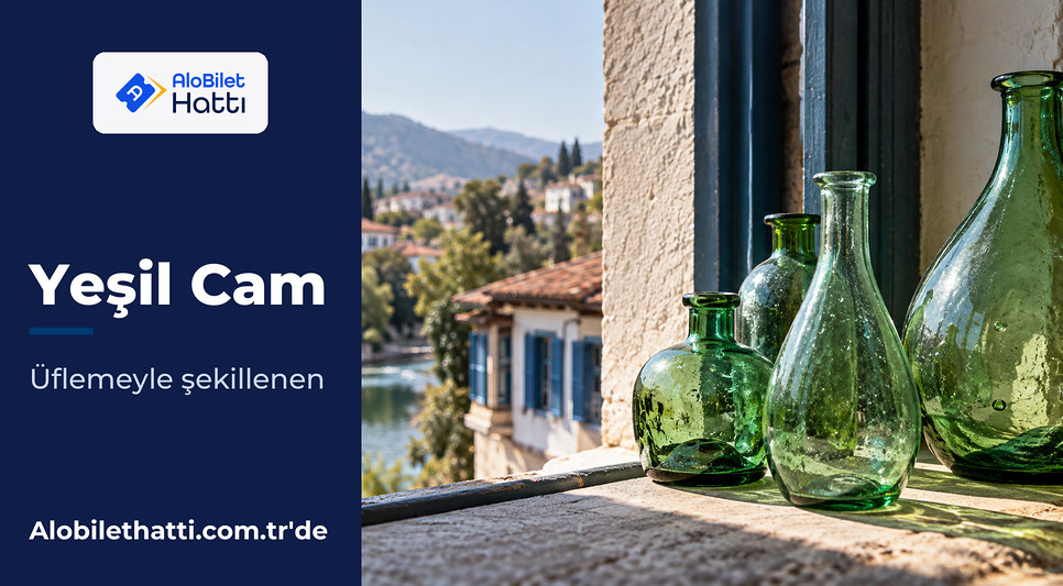 Pencere önünde dizili, yeşil renkli el yapımı küçük cam şişeler