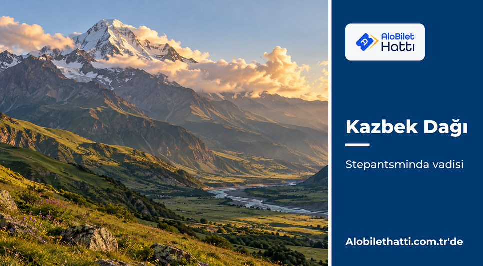 Stepantsminda üzerinde yükselen karlı Kazbek Dağı ve Terek vadisi