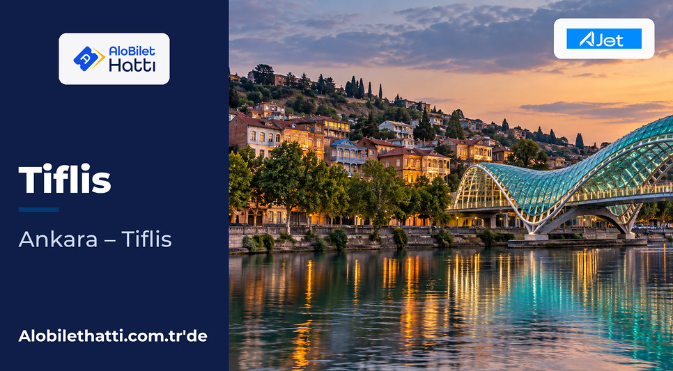 Kura Nehri üzerinde cam ve çelikten Barış Köprüsü ve eski Tiflis evleri