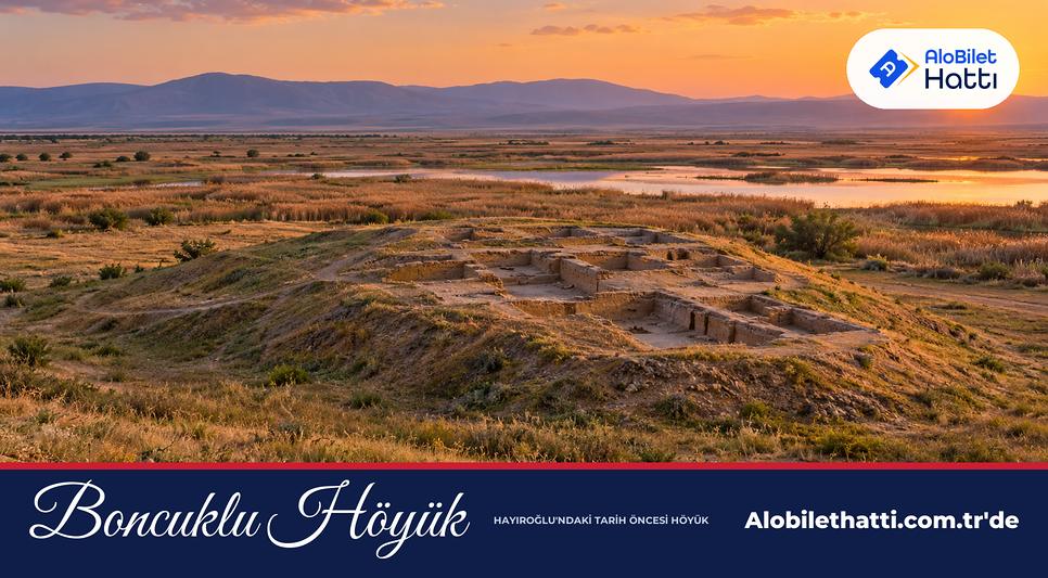 Düz ovada otlarla kaplı alçak bir höyük ve kazı alanının toprak çukurları