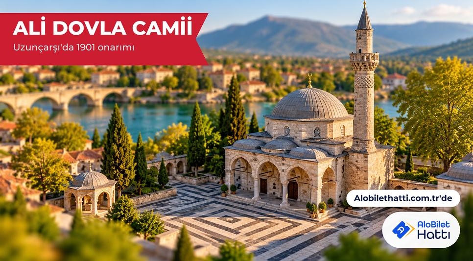 Siyah beyaz taş döşemeli avlu ve silindir gövdeli taş minare