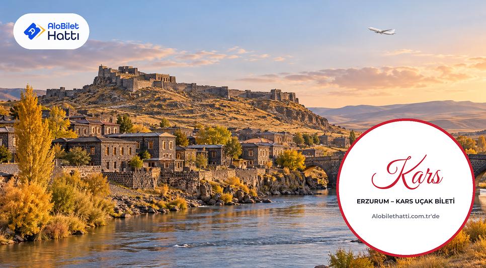 Kars Çayı kıyısında bazalt taş evler ve arkada yükselen kale tepesi