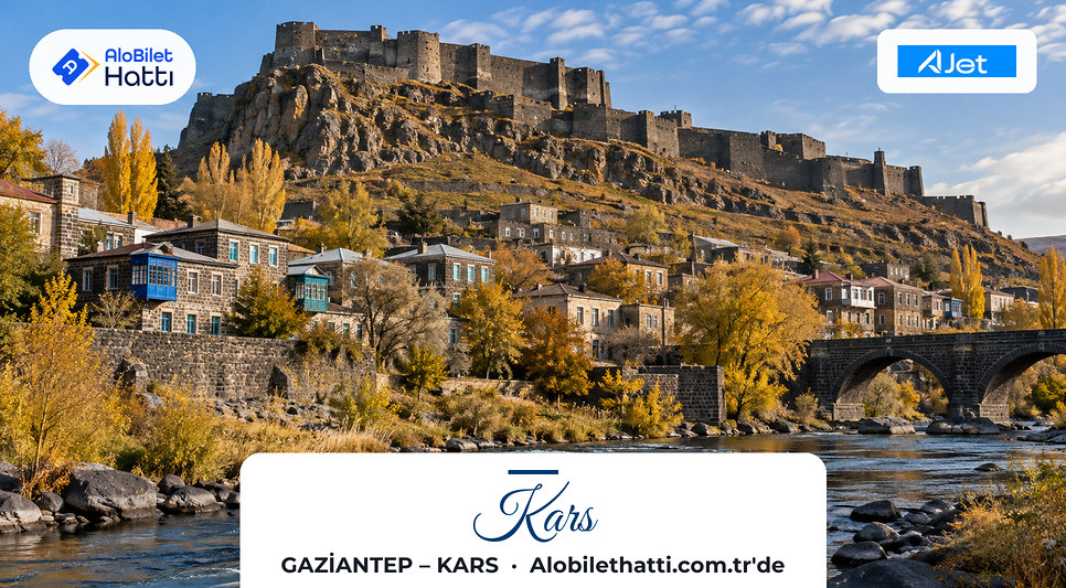Bazalt tepedeki Kars Kalesi ve eteğindeki eski taş evler