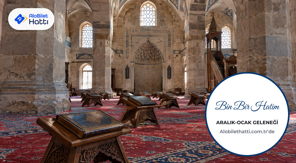 Eski bir caminin taş ayakları arasında ahşap rahleler üzerinde kapalı kitaplar
