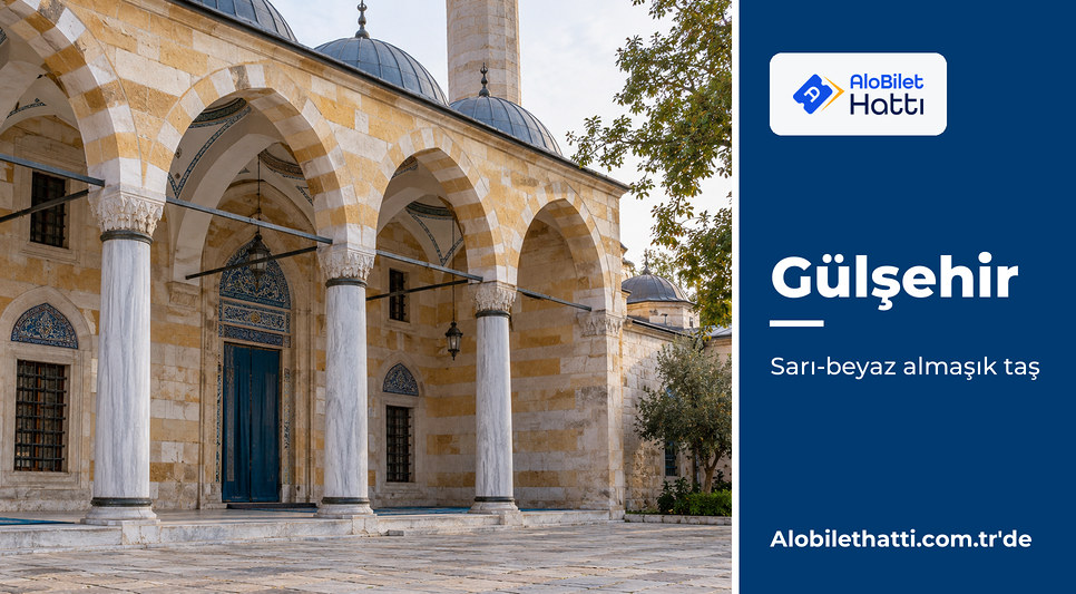 Sarı ve beyaz taşların sırayla örüldüğü cami duvarı ve sütunlu revak