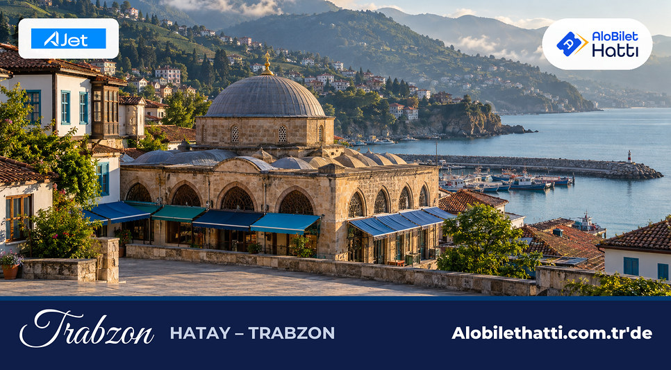 Karadeniz kıyısında yeşil yamaçlar ve sise gömülü dağlar