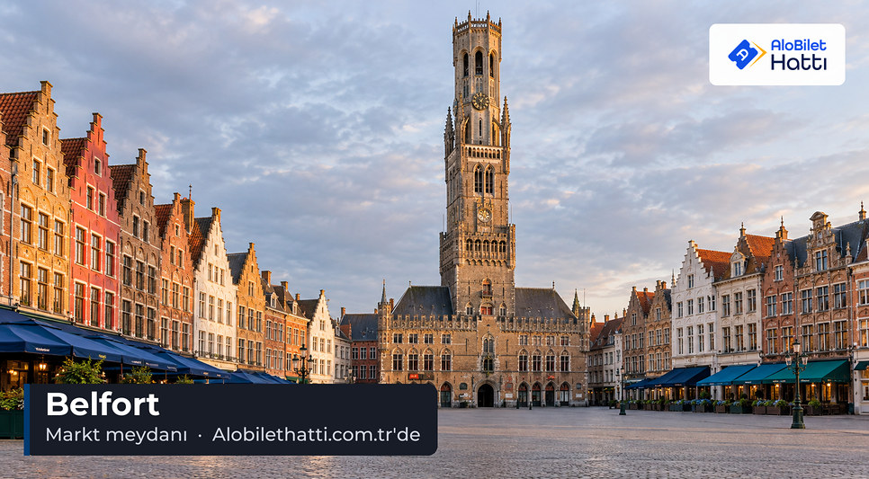 Brugge Markt meydanında yükselen ortaçağ çan kulesi ve lonca cepheleri