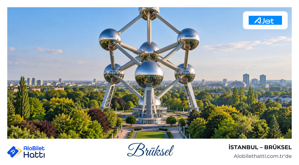 Brüksel'in Heysel bölgesinde parlak çelik küreli Atomium yapısı