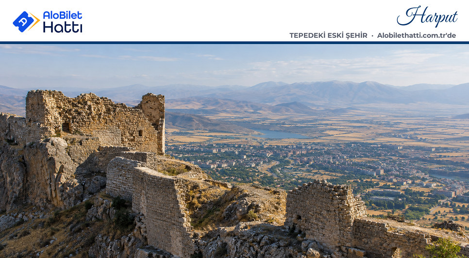 Harput tepesinde yıkık kale surları ve aşağıda uzanan geniş ova