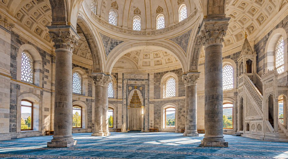 Kubbeyi taşıyan korint başlıklı taş payeler ve kasetli tonozlar