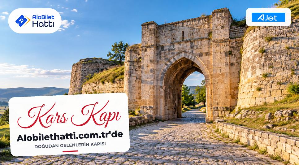 Kesme taş duvardaki kemerli eski şehir kapısı ve toprak sur