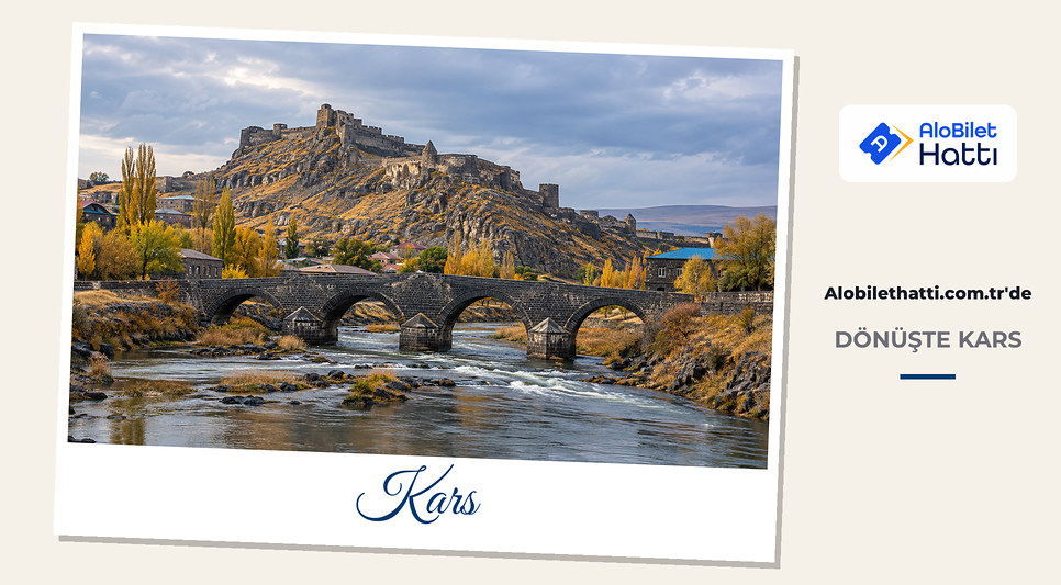 Kars Çayı üzerindeki taş köprü ve tepedeki Kars Kalesi