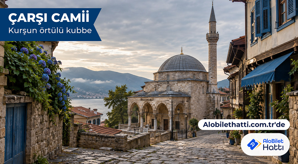 Eski çarşı sokakları arasında kurşun kaplı kubbeli kesme taş cami