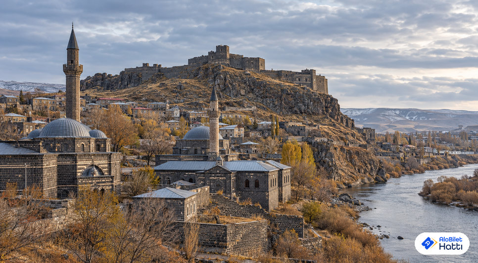 Kayalık tepe üzerindeki kalenin eteğine yayılan taş binalı Kars
