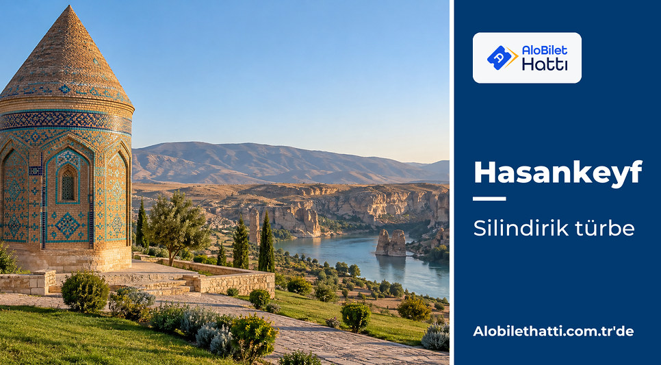 Açık bir parkta konik külahlı, silindirik gövdeli tuğla türbe