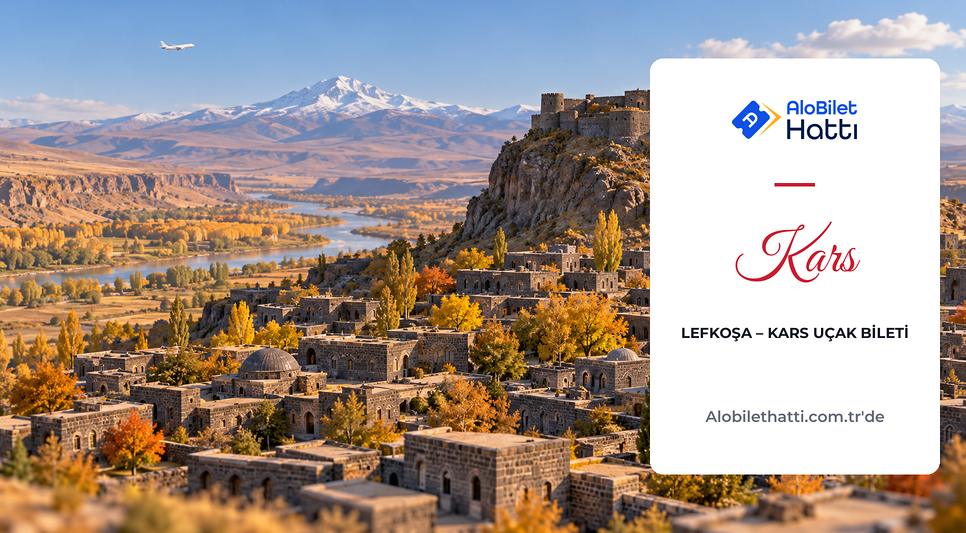 Kars'ta bazalt taşından eski binalar ve tepedeki kale surları