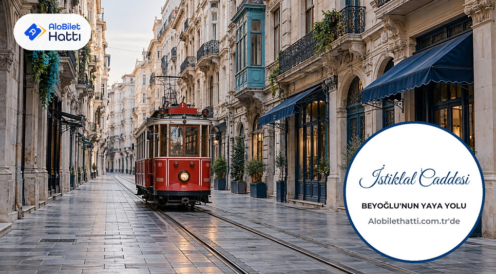 İstiklal Caddesi'nde tarihi cepheler arasında nostaljik tramvay