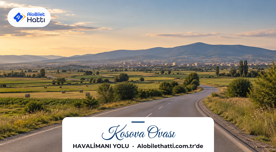 Priştine çevresinde yeşil Kosova ovasından geçen sakin kara yolu