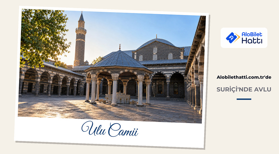 Ulu Camii'nin geniş taş avlusu ve ortadaki kubbeli şadırvan