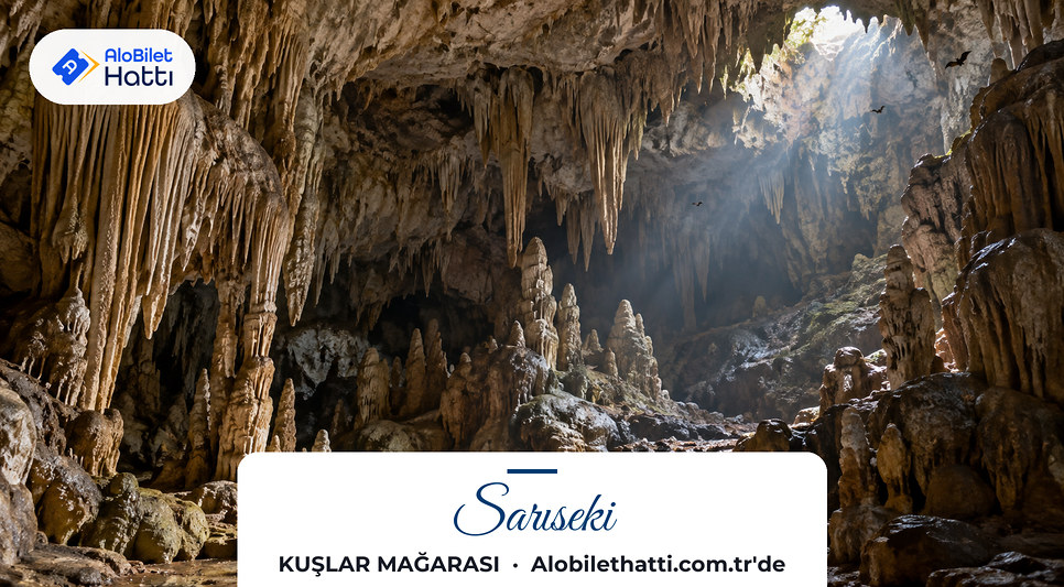 Dağ yamacında sarkıt ve dikitlerle dolu, loş bir kireçtaşı mağara içi