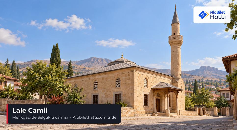 Kesme taştan alçak Selçuklu camisi ve sonradan eklenen minare