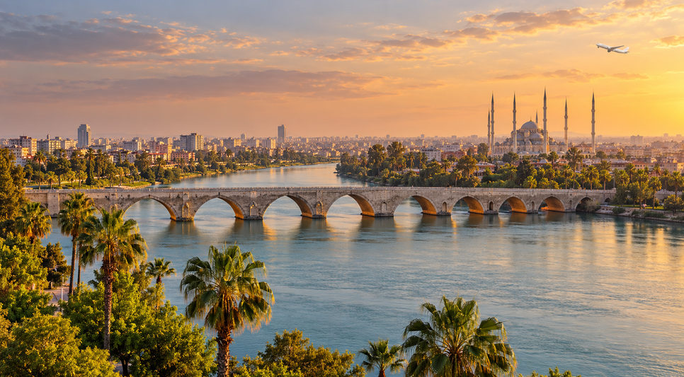 Seyhan Nehri kıyısında Adana'nın taş köprüsü ve geniş ovaya yayılan kent