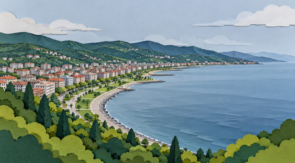 Samsun kıyısında Karadeniz'e uzanan sahil şeridi ve arkadaki yeşil tepeler