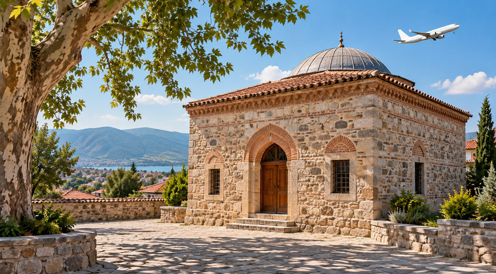 Kiremit çatılı, moloz taş duvarlı küçük Osmanlı zaviye yapısı